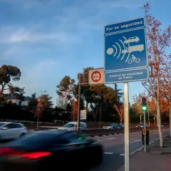 Señal de control de velocidad en tramo. ¡Cuidado! Ir a 60 en zona de 50 puede suponer una multa.