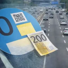 Pegatina ambiental "0" en parabrisas. Una motocicleta puede utilizar normalmente un carril vao, ahorrando 200 euros en peajes.