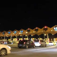 Noche en los peajes de Barcelona. Coches en fila esperando para pagar.