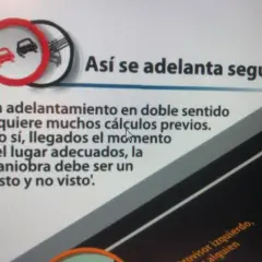Señal de prohibido adelantar y texto sobre cómo realizar un adelantamiento seguro. Antes de iniciar un adelantamiento que debe comprobar, es crucial evaluar el momento y el lugar.