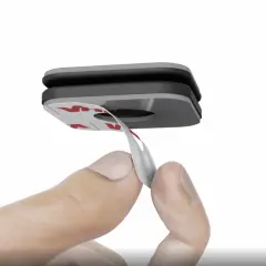 Dedo retirando el protector de un adhesivo para un dispositivo de vía-t gratis.