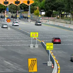 Peaje con carriles de pago y señales de tráfico. El ap-66 precio es visible en una señal.