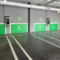 Estacionamiento con puntos de carga para coches eléctricos. Averigua cuanto cuesta cargar un coche eléctrico en Mercadona.