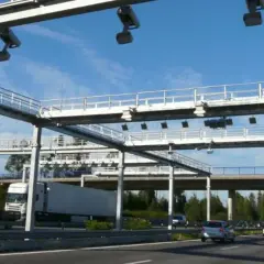 Gantry de peaje en Irun con cámaras y vehículos circulando. El peaje irun precio es un tema importante para los conductores.