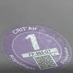 Pegatina CRIT'Air 1 morada, con número de registro FP-995-GT y código QR. Indica baja contaminación.