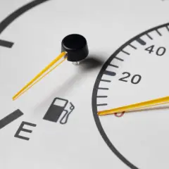 Indicador de gasolina casi vacío, mostrando la preocupación por la gasolina por kilómetro.
