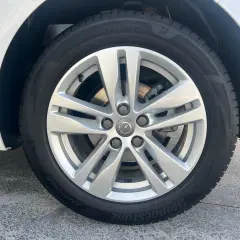 Rueda de Opel Astra con llanta plateada y neumático Bridgestone Turanza. Comprueba la presión de los neumáticos para un viaje seguro.
