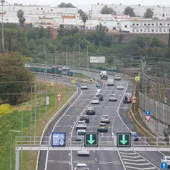Autopista con tráfico, señalización de dirección y carriles. El **vado significado** es claro: seguir adelante.