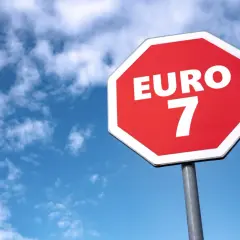 Señal octogonal roja con "EURO 7" en blanco, contra un cielo azul con nubes.