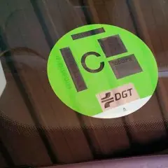 Pegatina DGT en parabrisas. La "C" indica la etiqueta ambiental de tu coche, ayudando a saber qué letra tiene tu coche.