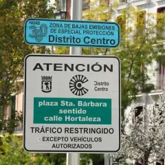 Señal de tráfico en Madrid que indica "Zona de Bajas Emisiones de Especial Protección Distrito Centro". Tráfico restringido, excepto vehículos autorizados.