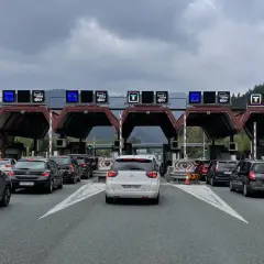 Tráfico en una autopista de peaje, con coches esperando para pasar. ¡Ojalá la autopista Pamplona Zaragoza gratis fuera una realidad!