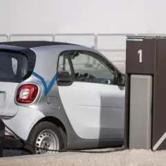 Coche eléctrico blanco conectado a un punto de carga. El tiempo de carga coche eléctrico es eficiente.