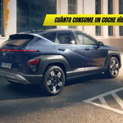 Un coche híbrido azul aparcado en la calle. El texto sobre la imagen pregunta: "Cuánto consume un coche híbrido", sugiriendo una discusión sobre la eficiencia de combustible.