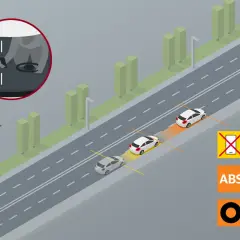 Coches en carretera manteniendo la distancia de seguridad. Un conductor mira su móvil, lo que puede ser peligroso.