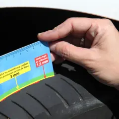 Medidor muestra los surcos neumáticos a 3 mm, cerca del límite legal de 1,6 mm.