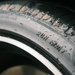 Neumático Run Flat mojado, ideal para la presión de neumáticos de invierno.