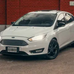 Ford Focus blanco con llantas negras, listo para rodar. La presión de los neumáticos es clave para un viaje seguro.