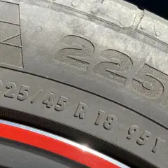 Neumático 225/45 R 18 95V. Cuidado al montar neumáticos con un código de velocidad distinto, podría afectar la seguridad.