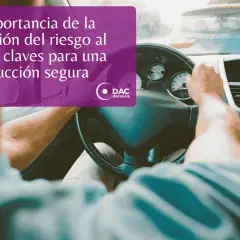 Persona al volante, observando el tráfico. El texto resalta la importancia de la percepción del riesgo y los factores de riesgo en la conducción para una seguridad vial.