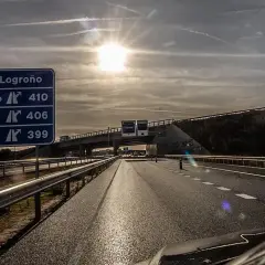 Señal de tráfico en la A-68 indicando Logroño. El sol brilla sobre la autopista, invitando a un viaje vía La Rioja.