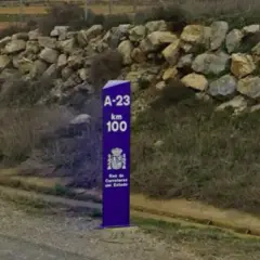 Punto kilométrico A-23 km 100, señal de la Red de Carreteras del Estado.