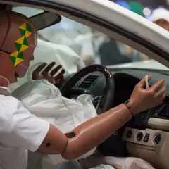 Maniquí de prueba de choque en asiento del conductor, simulando pas conduccion. Airbag desplegado.