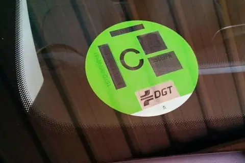 Pegatina DGT en parabrisas. La "C" indica la etiqueta ambiental de tu coche, ayudando a saber qué letra tiene tu coche.