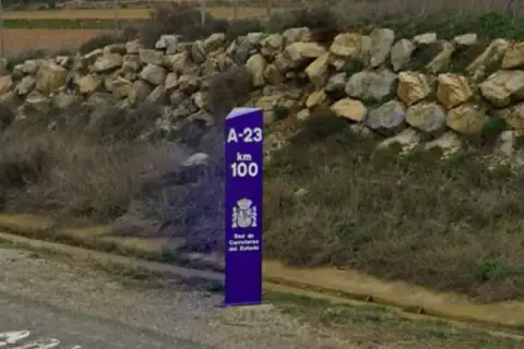 Punto kilométrico A-23 km 100, señal de la Red de Carreteras del Estado.