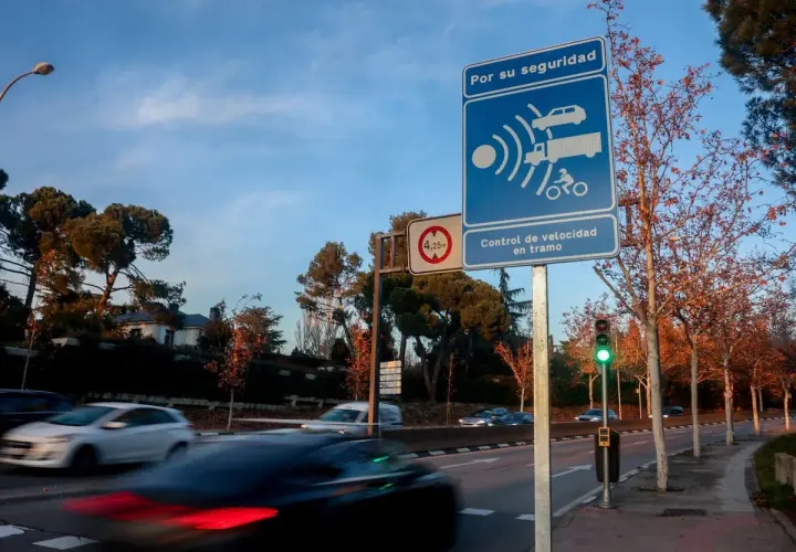 Señal de control de velocidad en tramo. ¡Cuidado! Ir a 60 en zona de 50 puede suponer una multa.