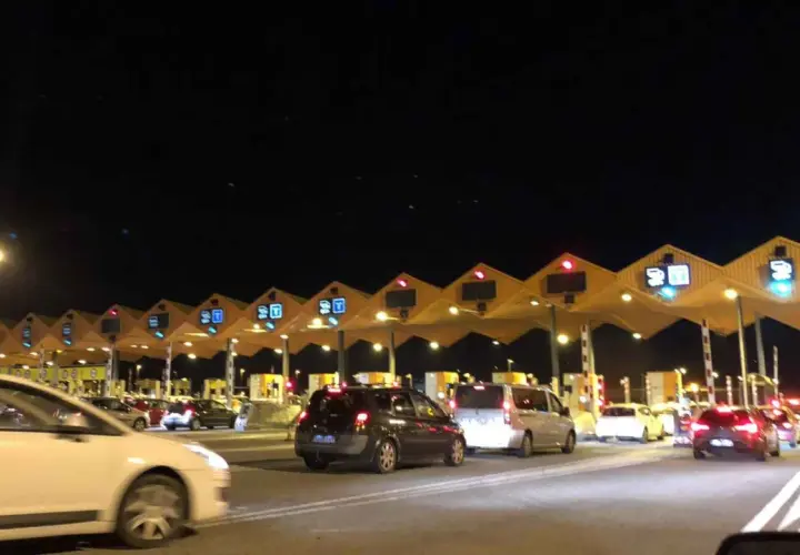 Noche en los peajes de Barcelona. Coches en fila esperando para pagar.