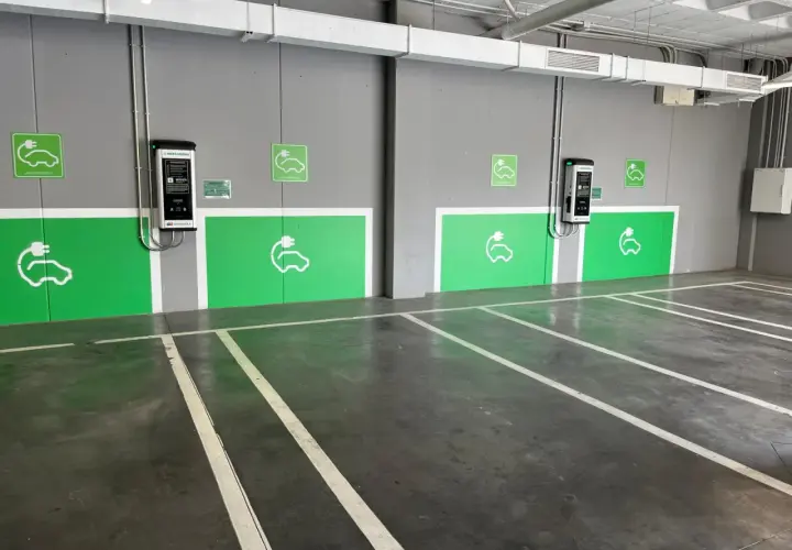 Estacionamiento con puntos de carga para coches eléctricos. Averigua cuanto cuesta cargar un coche eléctrico en Mercadona.