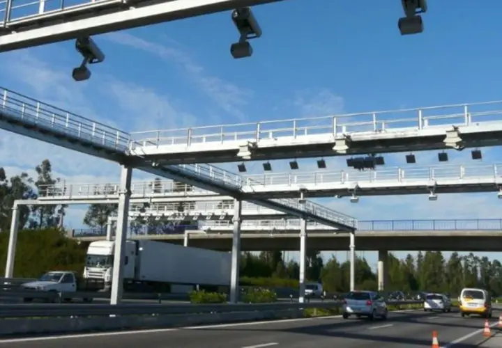 Gantry de peaje en Irun con cámaras y vehículos circulando. El peaje irun precio es un tema importante para los conductores.