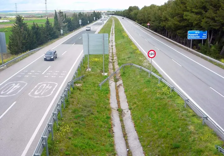 Autopista AP-15 con señal de 120 km/h. El precio de este viaje es de 15 euros.