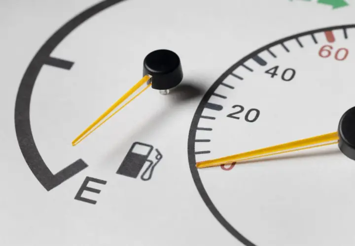 Indicador de gasolina casi vacío, mostrando la preocupación por la gasolina por kilómetro.