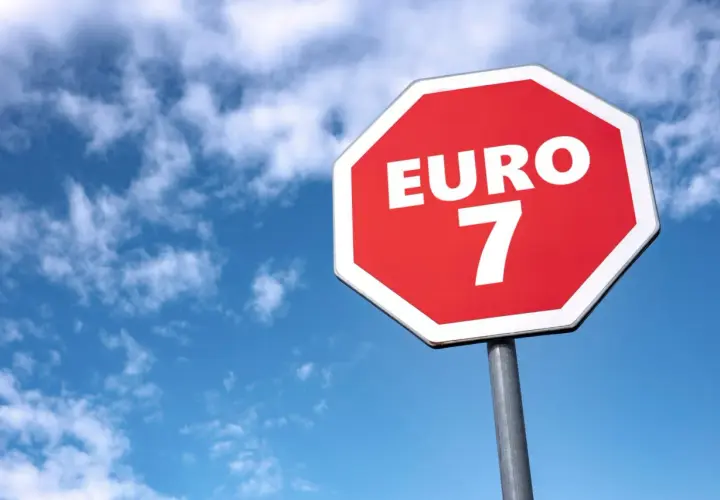 Señal octogonal roja con "EURO 7" en blanco, contra un cielo azul con nubes.