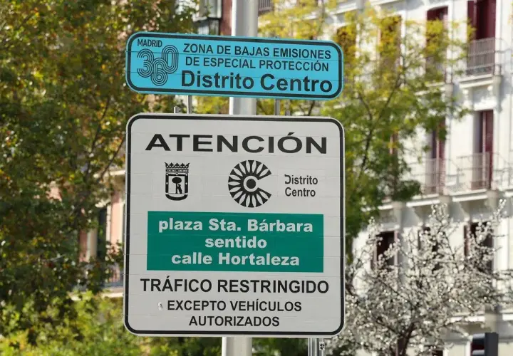 Señal de tráfico en Madrid que indica "Zona de Bajas Emisiones de Especial Protección Distrito Centro". Tráfico restringido, excepto vehículos autorizados.