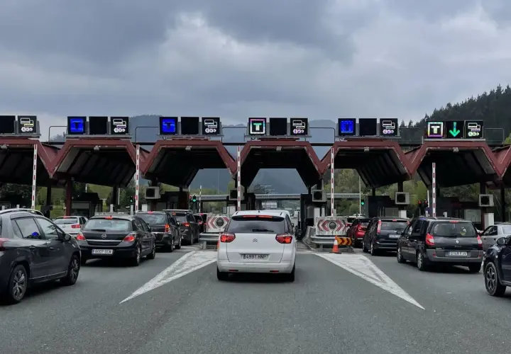 Tráfico en una autopista de peaje, con coches esperando para pasar. ¡Ojalá la autopista Pamplona Zaragoza gratis fuera una realidad!