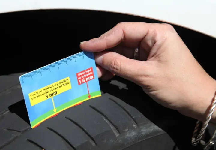 Medidor muestra los surcos neumáticos a 3 mm, cerca del límite legal de 1,6 mm.