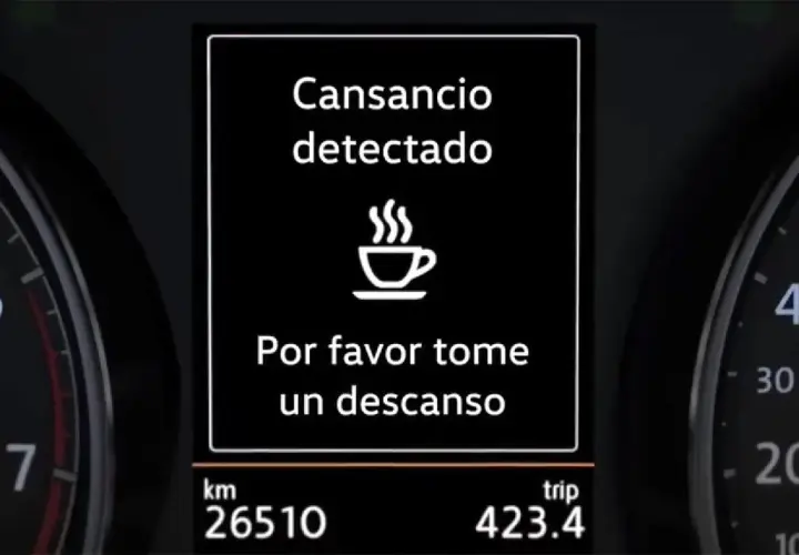 El sistema ADAS de detección de fatiga, al mostrar "Cansancio detectado" y una taza de café, te recuerda tomar un descanso para tu seguridad.