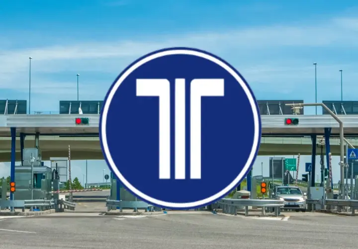 Peaje con señal azul y blanca de "T". Un coche se acerca a pagar con su tarjeta peajes.