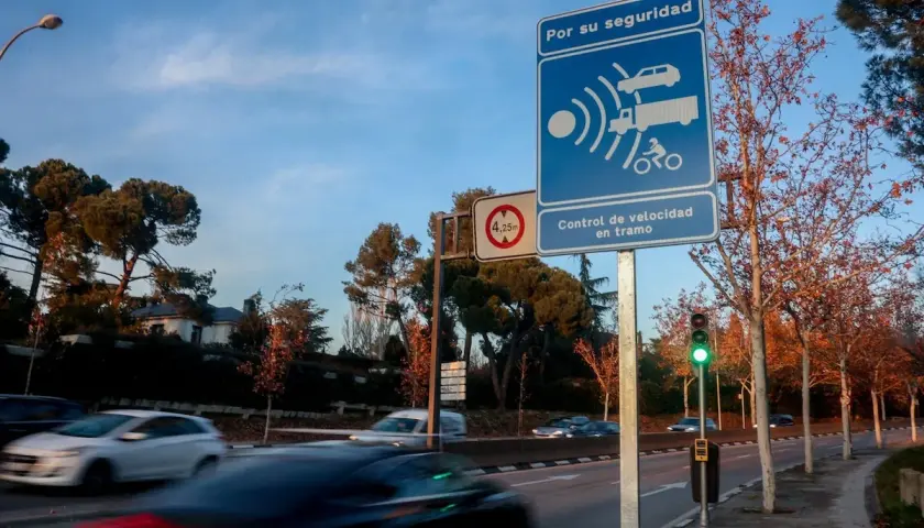Señal de control de velocidad en tramo. ¡Cuidado! Ir a 60 en zona de 50 puede suponer una multa.