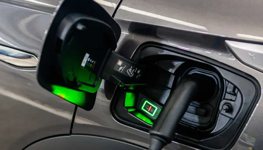 Cargando un coche eléctrico. Averigua cuanto cuesta recargar un coche eléctrico en una gasolinera.