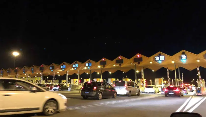 Noche en los peajes de Barcelona. Coches en fila esperando para pagar.