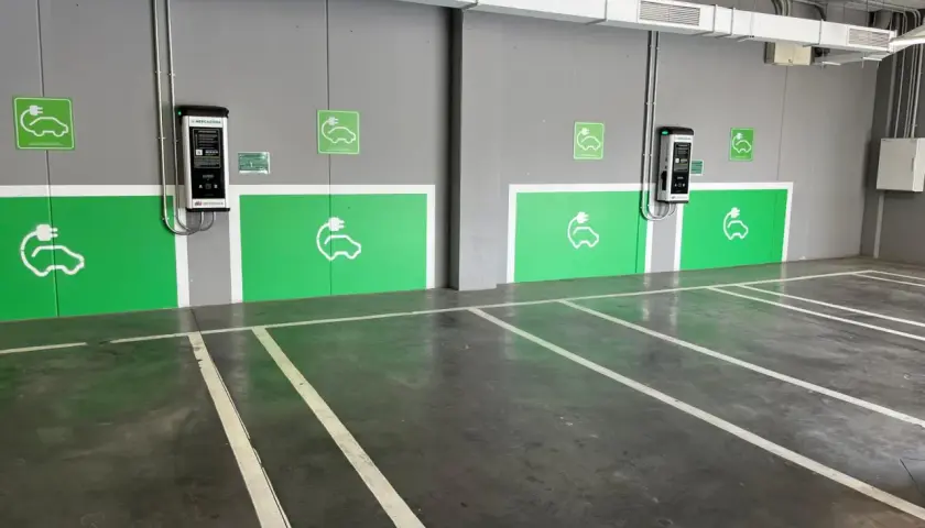 Estacionamiento con puntos de carga para coches eléctricos. Averigua cuanto cuesta cargar un coche eléctrico en Mercadona.