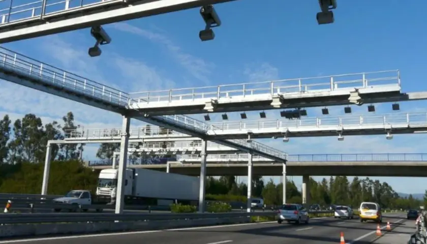 Gantry de peaje en Irun con cámaras y vehículos circulando. El peaje irun precio es un tema importante para los conductores.