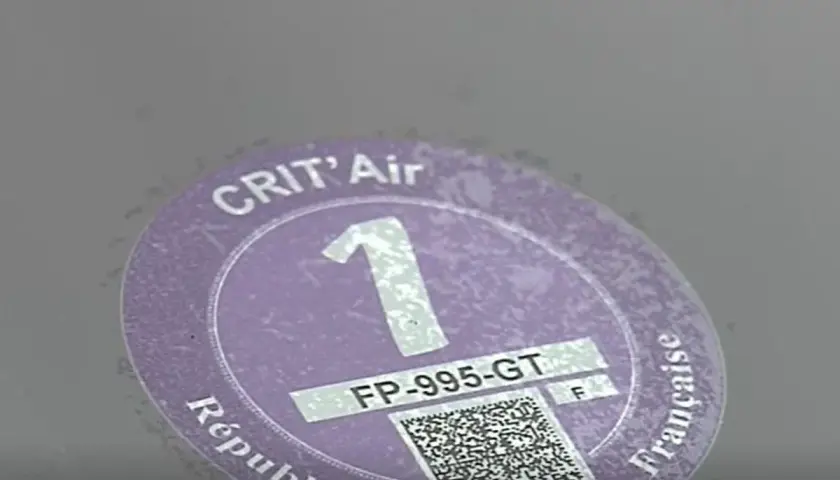 Pegatina CRIT'Air 1 morada, con número de registro FP-995-GT y código QR. Indica baja contaminación.