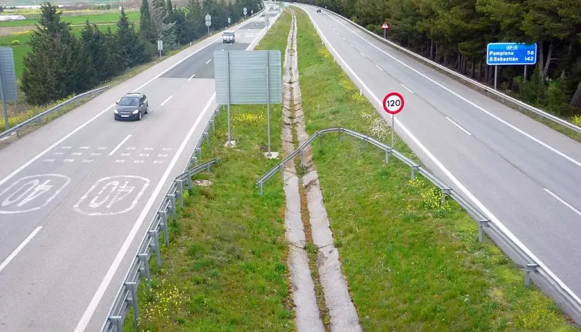 Autopista AP-15 con señal de 120 km/h. El precio de este viaje es de 15 euros.