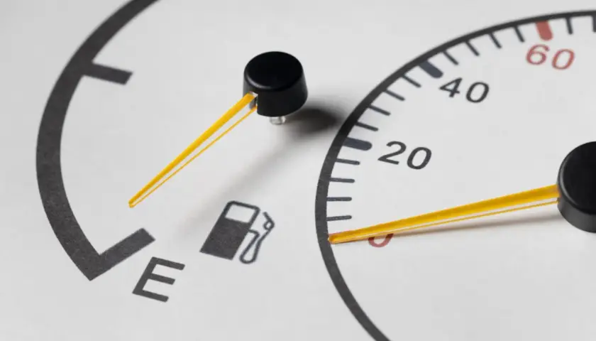 Indicador de gasolina casi vacío, mostrando la preocupación por la gasolina por kilómetro.