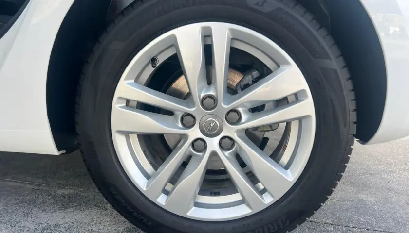 Rueda de Opel Astra con llanta plateada y neumático Bridgestone Turanza. Comprueba la presión de los neumáticos para un viaje seguro.
